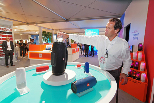 독일 베를린에서 열린 'IFA 2017' 부스에서 하만이 선보인 휴대용 스피커 '붐박스(Boombox)'의 방수 기능을 관계자가 시연하고 있다.  삼성전자 제공